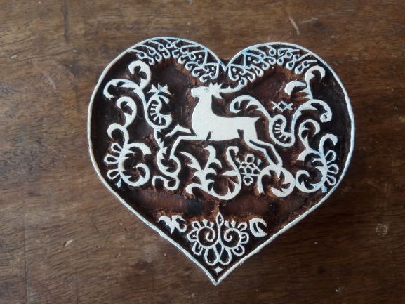 Herz Stempel mit Hirsch und Ornamenten