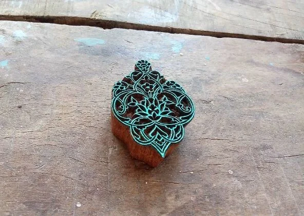 Ornament Stempel aus Holz mit Blümchen