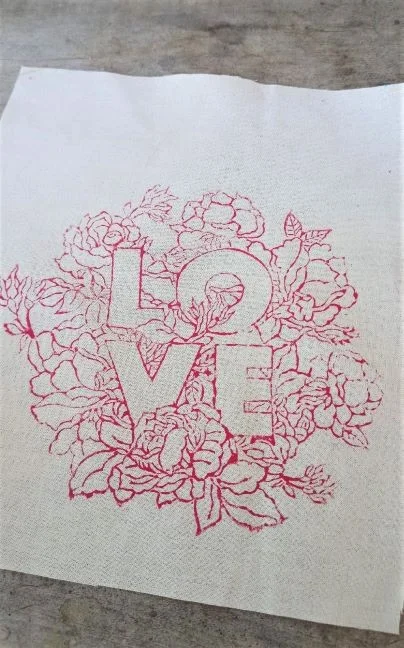 Blumenumrandeter LOVE Stempel aus Holz XL