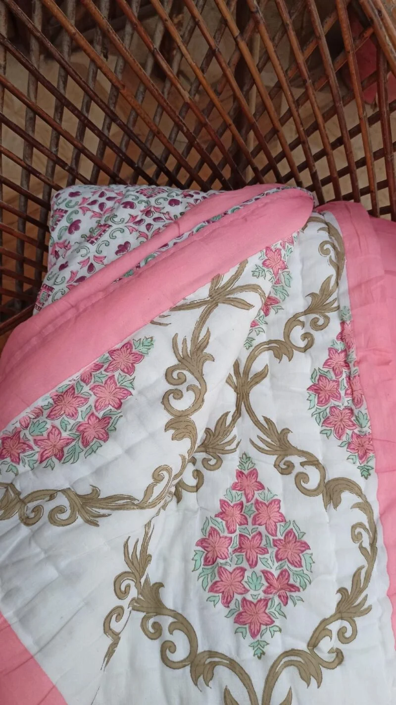 Steppdecke aus Baumwolle Handbedruckt in rosa Blumenraute Einzelbett