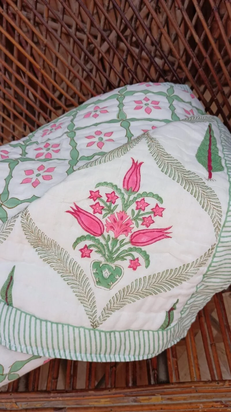 Steppdecke aus Baumwolle Handbedruckt in grün und rosa Blumen Rauten Muster Einzelbett