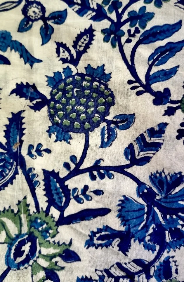 Handbedruckter Baumwollstoff mit blau weißen Blumenmuster