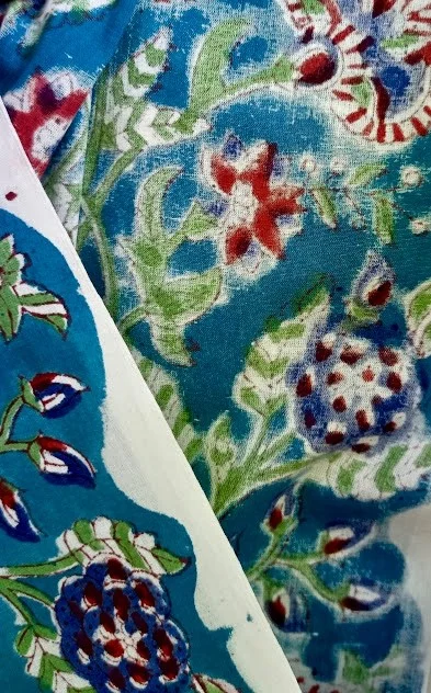 Handbedruckter Baumwollstoff mit türkis blau und roten Blumenmuster