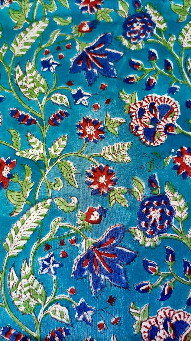 Handbedruckter Baumwollstoff mit türkis blau und roten Blumenmuster