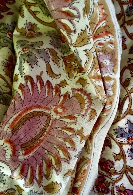 Handbedruckter Baumwollstoff mit Blumen und Vögel im Kaleidoskop Muster