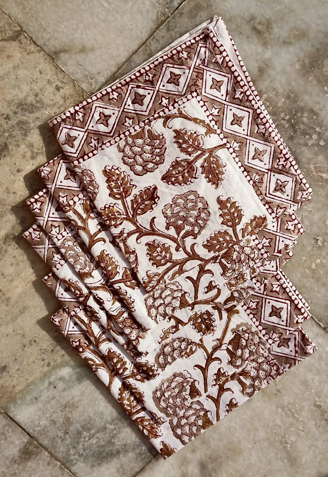 Stoffservietten Handbedruckt im 6 Stk Set mit braunen Blumen Muster