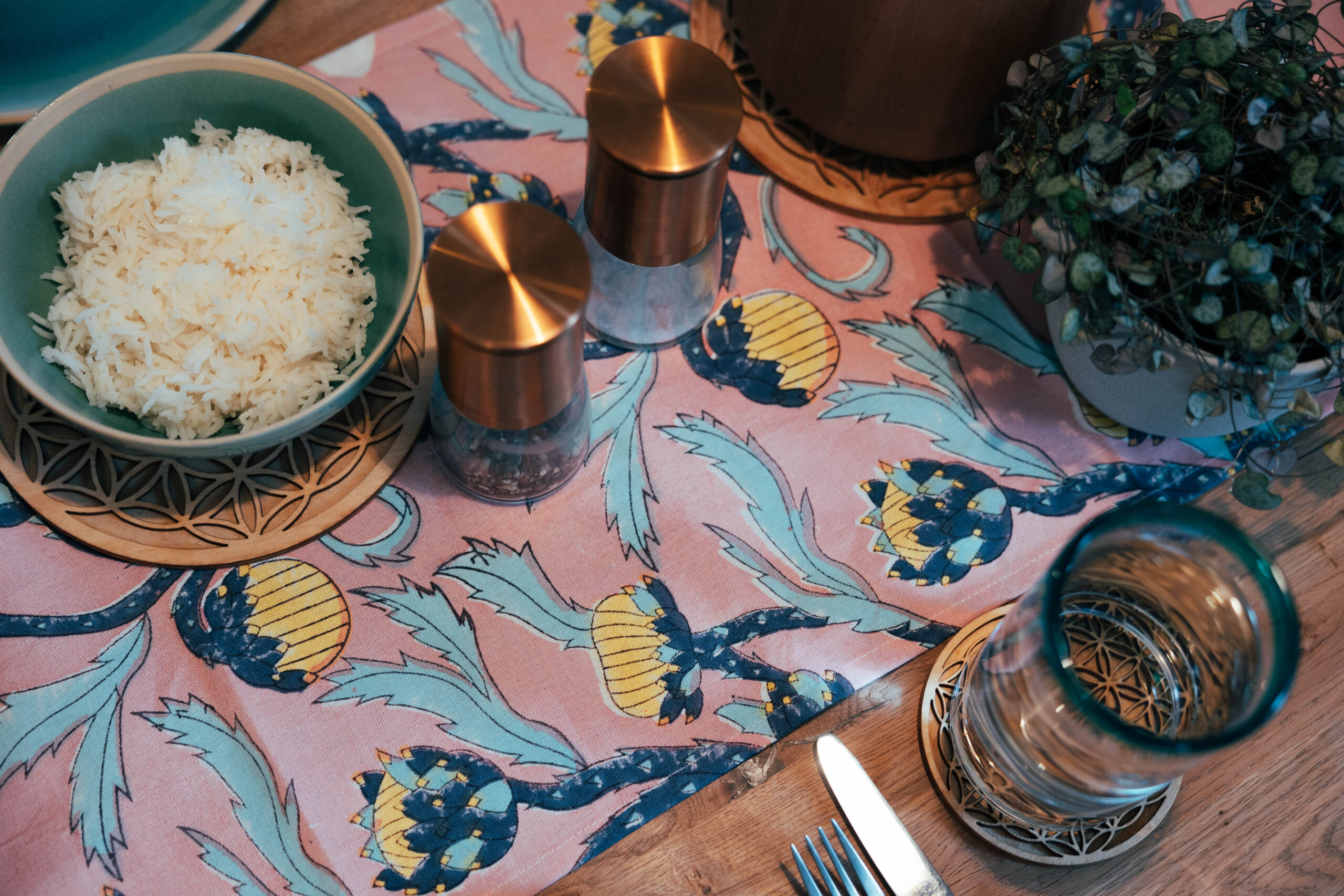 Tischläufer aus nachhaltiger Artischocke pinker mit Prints Shop LOVE Baumwolle | von bedruckt Hand